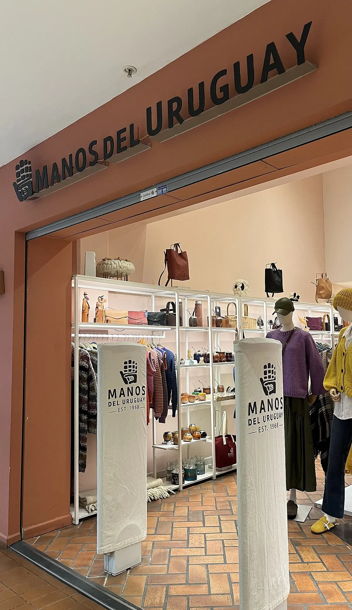 Prendas de Cuero Manos del Uruguay: Artesanía con Historia - Cómo funciona Manos del Uruguay prendas de cueros manos uruguayas - Cómo funciona Manos del Uruguay