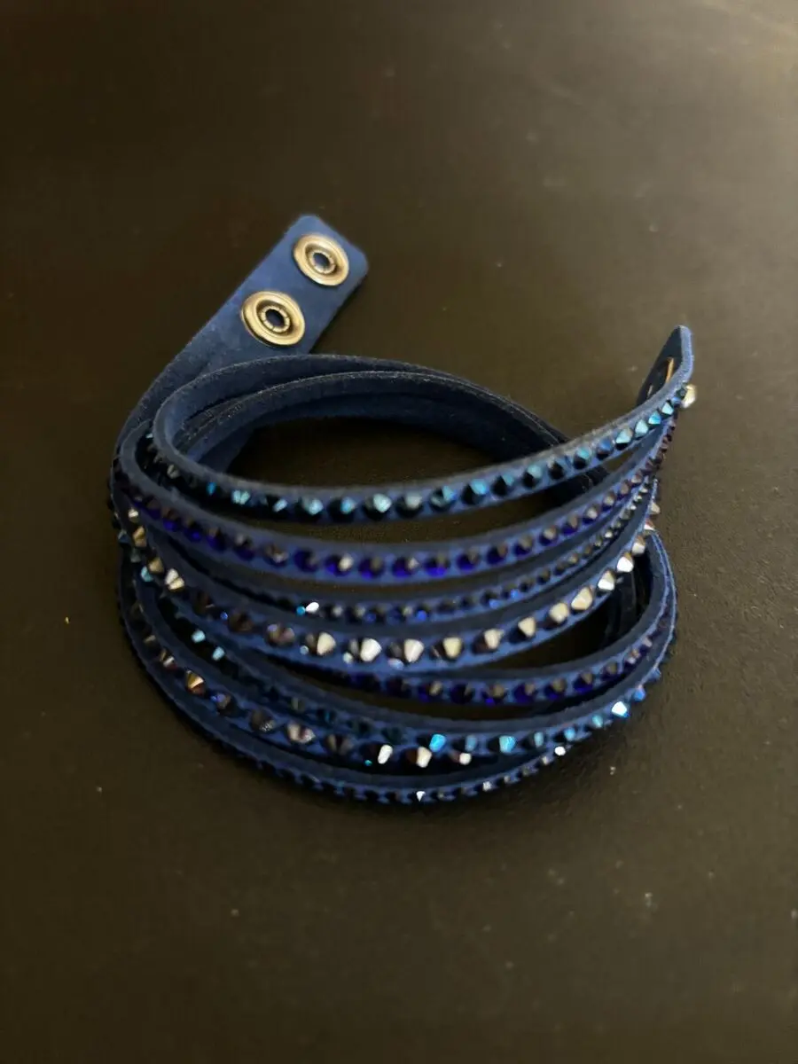 Pulsera de Cuero con Cristales Swarovski: Elegancia y Brillo en tu Muñeca - Cómo reconocer una pulsera Swarovski original pulsera de cuero con cristales swarovski - Cómo reconocer una pulsera Swarovski original