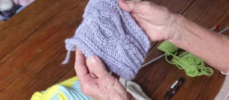 Punto Cruzado a Dos Agujas en Marroquinería: La Técnica para Prendas Duraderas y Elegante - Qué es un punto de orillo en dos agujas punto cruzados con dos agujas en marroquineria - Qué es un punto de orillo en dos agujas