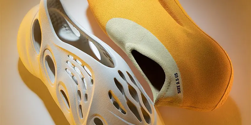 Adidas Yeezy: Historia, Precio y Razones de su Éxito - Qué quiere decir Yeezy adidas tipo yeezy con cuero atras y elastico - Qué quiere decir Yeezy