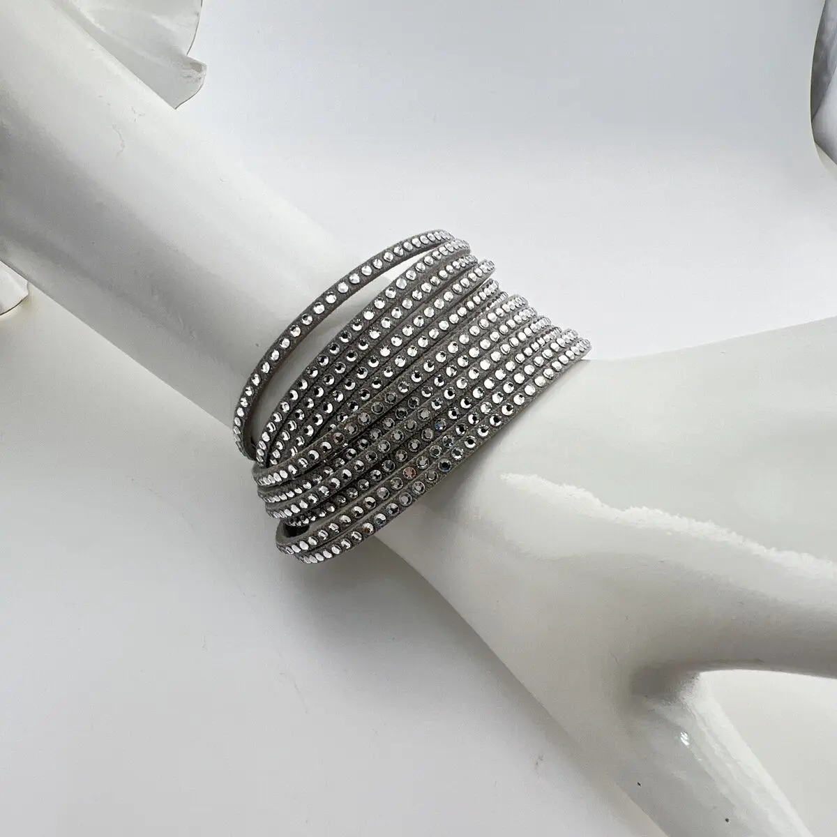 Pulsera de Cuero con Cristales Swarovski: Elegancia y Brillo en tu Muñeca - Qué tienen de especial los cristales Swarovski pulsera de cuero con cristales swarovski - Qué tienen de especial los cristales Swarovski
